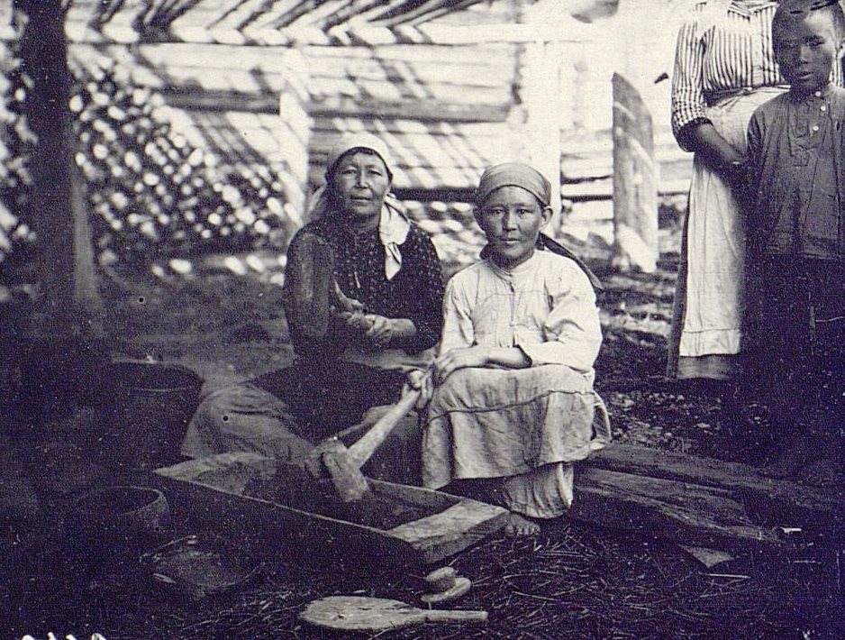 prigotovlenie_gliny_dlya_goncharstva._foto_n.p._dyrenkovoy__1927_g._(kimeev__kopytov__2018_g.__s._324).jpg